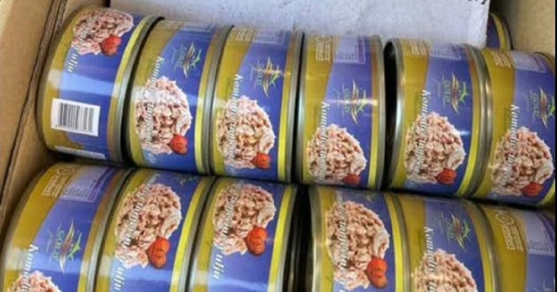 Tip prodaje konzerve tune na placu, natpis uz nju nasmijao je do suza ekipu na mrežama