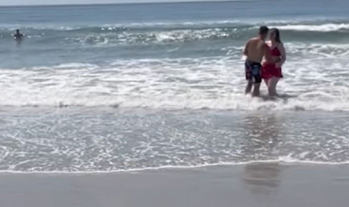 Mladi par fotkao se na plaži kada im je u kadar ušetao stariji par i stvorio snimku za pamćenje
