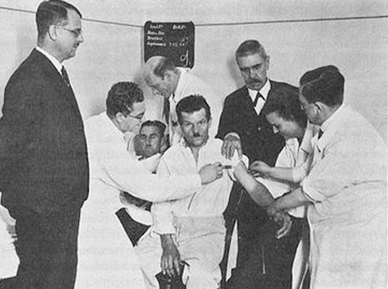 Ljudi su bili namjerno zaraženi malarijom kako bi im se izliječio sifilis, a čovjek koji je razvio ovaj tretman - Julius Wagner-Jauregg dobio je za to Nobelovu nagradu. Visoke temperature uzrokovane malarijom uništavale su bakterije sifilisa, a zatim su pacijenti liječeni od malarije pomoću kinina.