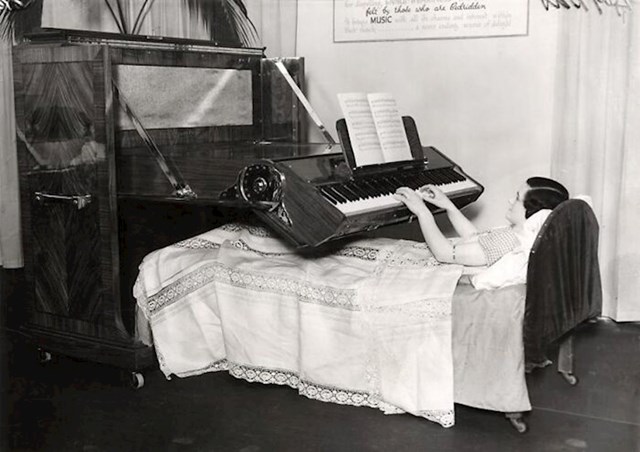 Klavir dizajniran za ljude vezane za krevet. Velika Britanija, 1935.