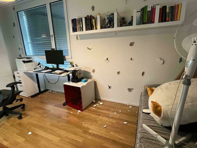 Radnici koji su sređivali fasadu koristili su preveliku bušilicu. I sve ovo se uspjelo dogoditi u 10 minuta koliko sam se tuširao...