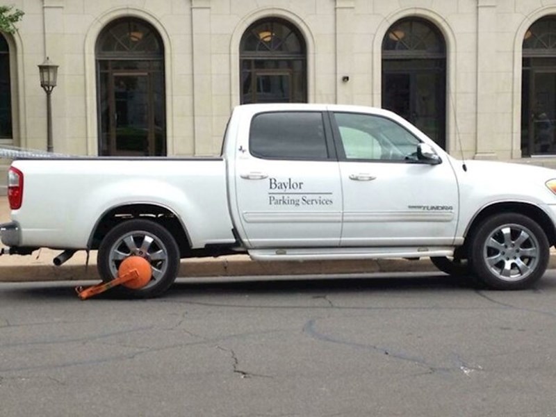 Pogledajte što piše na autu