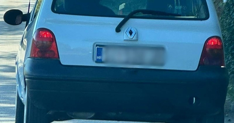 Auto fotkan u Dalmaciji postao je hit na FB-u zbog urnebesnog detalja na retrovizoru, morate vidjeti
