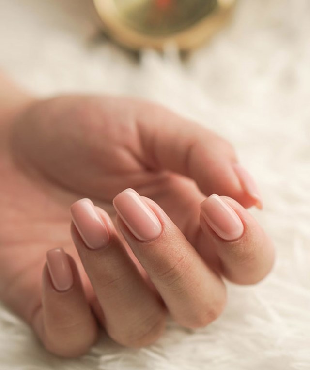 Postoji urbani mit da vaši nokti nastavljaju rasti nakon smrti, što bi trebalo objasniti zašto mrtva tijela često izgledaju kao da imaju duge nokte. Istina je da se meka tkiva u prstima i rukama skupljaju dok gube vlagu, što dovodi do naizgled dužih noktiju.