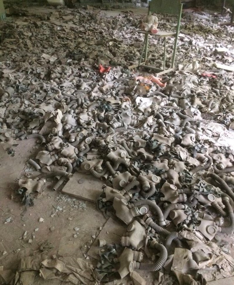 Plinske maske na podu škole u Pripjatu unutar Černobilske zabranjene zone, Ukrajina.