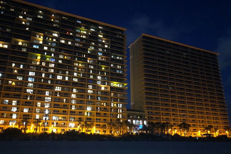 Prvi dan odmora, a naša polovica hotela nema struje. Pogodite tko bi mogao ranije otići kući