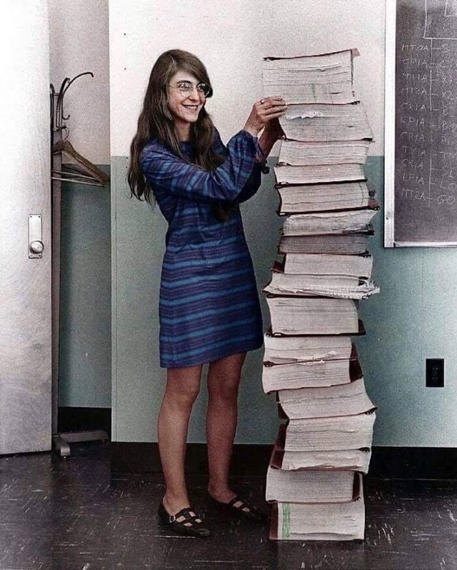 Margeret Hamilton, vodeća softverska inženjerka projekta Apollo, stoji pored koda koji je napisala rukom i koji nas je odveo na Mjesec 1969. Godine