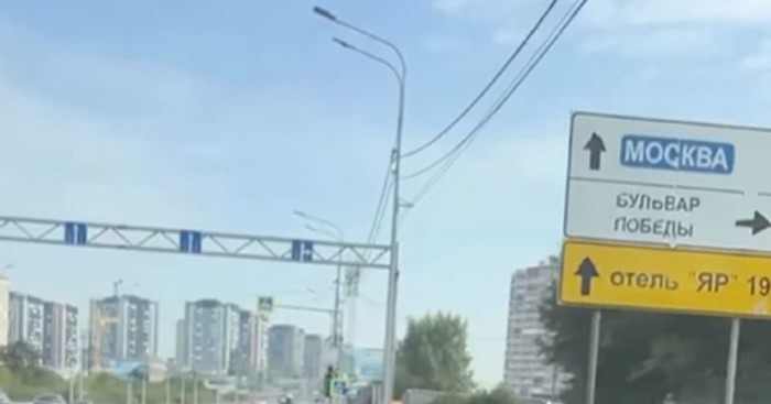 Tip iz Rusije postao je viralni hit zbog načina na koji prevozi kadu, ovo morate vidjeti