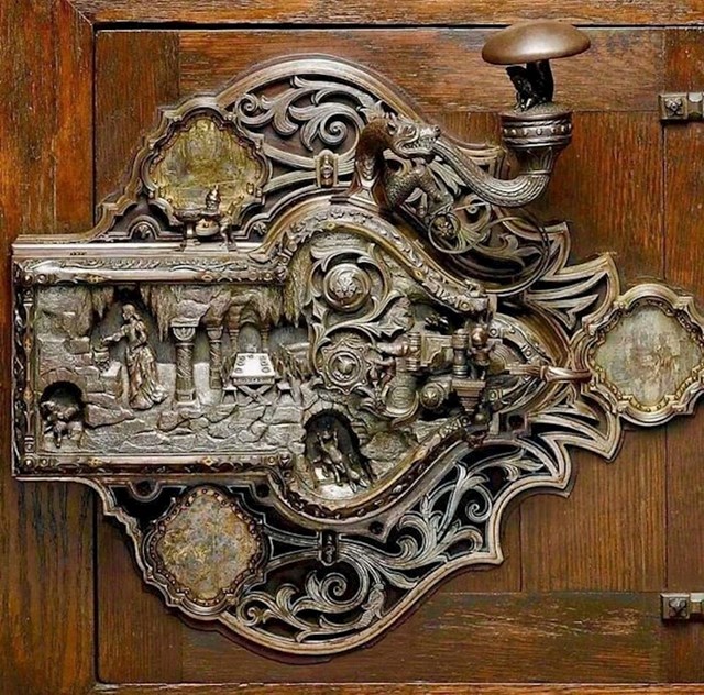 Veličanstvena ručno izrađena brava za vrata koju je izradio Frank Koralewski 1911., koristeći zlato, srebro i broncu
