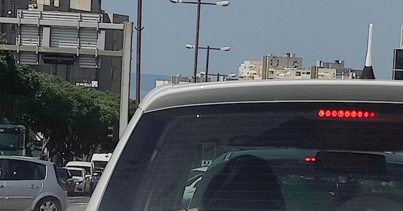 Naljepnica fotkana na autu u Splitu jednima je urnebesna, drugima totalni seljakluk. Morate vidjeti!