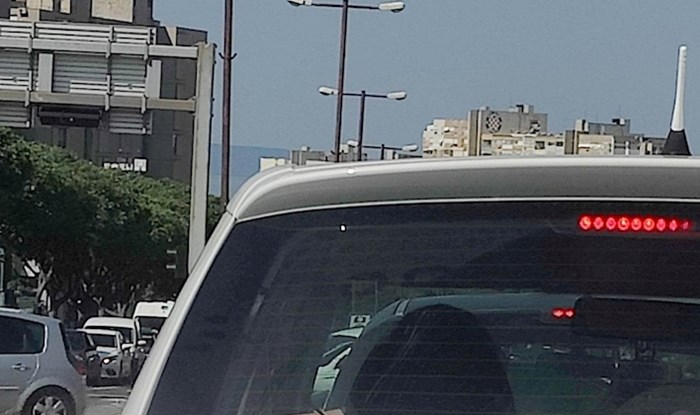 Naljepnica fotkana na autu u Splitu jednima je urnebesna, drugima totalni seljakluk. Morate vidjeti!
