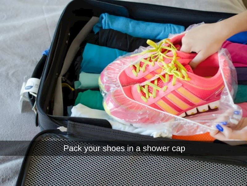 Ako odsjedate u hotelu, upotrijebite kapice za tuširanje kako biste spakirali obuću