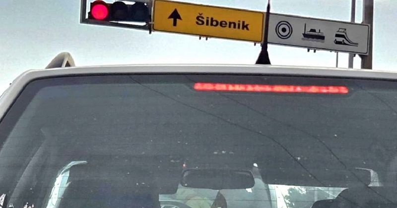 Auto fotkan u Zadru izazvao je salve smijeha na Fejsu. Vidite li sporni detalj?