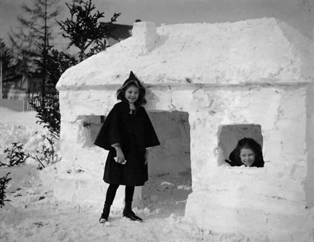 Dvije djevojke poziraju sa svojom snježnom tvrđavom, 1910.