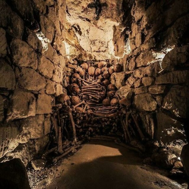 Ovo prijestolje napravljeno od ljudskih ostataka u zabranjenim katakombama Pariza