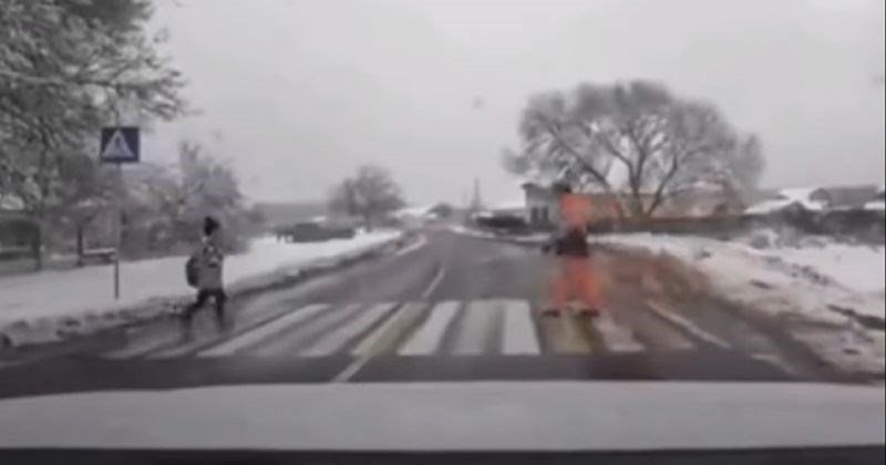 Heroj dana: Pogledajte kako je brza reakcija pješaka spasila život djeteta pred naletom auta