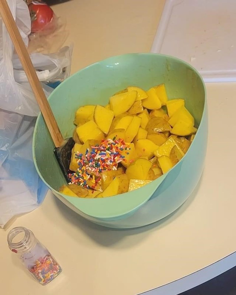 Moja kći je začinila krumpire dok sam ja bila u zahodu