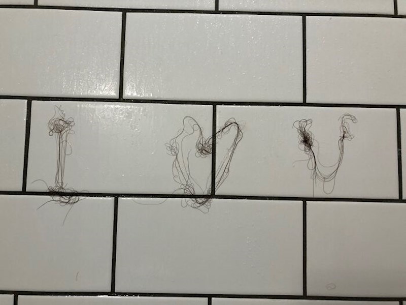 Žena mi je ostavila najodvratniju poruku u tuš kabini. Osjećam da ima dvostruko značenje