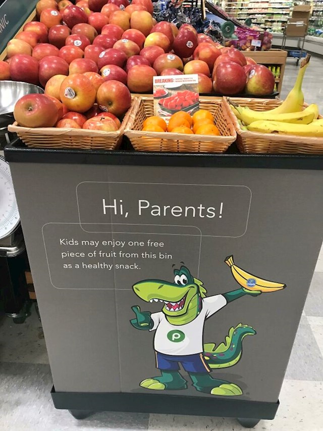Trgovina u mom rodnom gradu djeci besplatno dijeli voće dok su roditelji u shopping