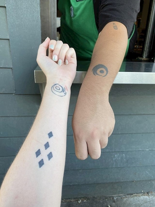 "Konobar i ja imamo iste tetovaže!"