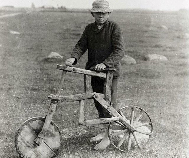 Biciklist iz Tarvastua, Estonija, na ručno rađenom drvenom biciklu, 1912.