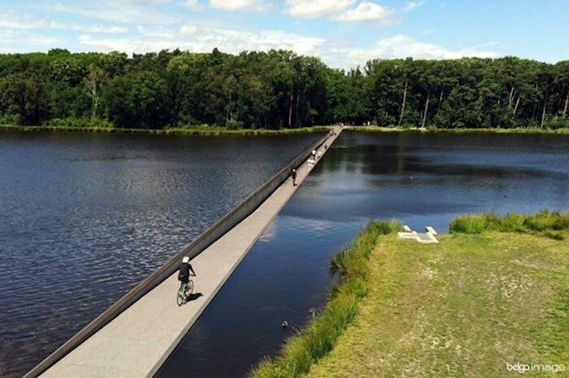 Biciklistička staza koja prolazi kroz jezero u Bokrijku, Belgija