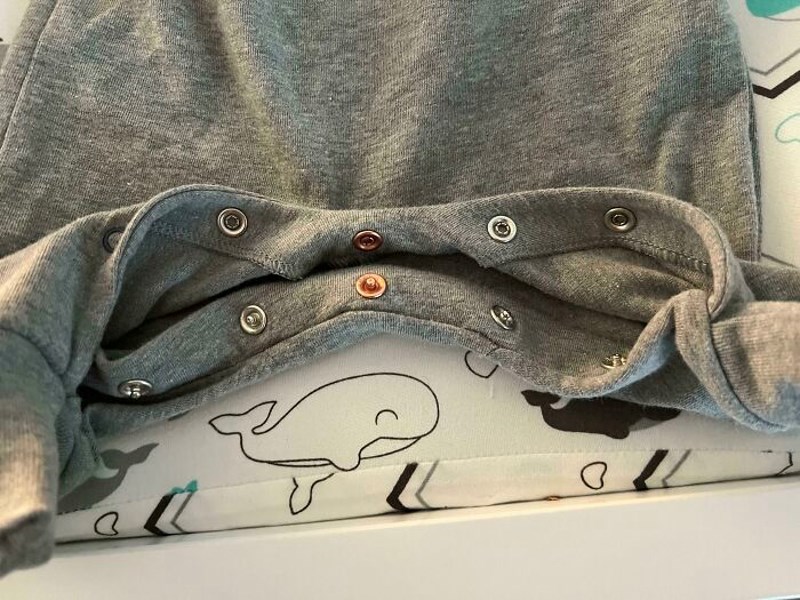 Bodiji koji imaju gumb druge boje u sredini kako bi ih lakše i iz prvog pokušaja pravilno zakopčali