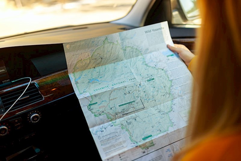 Auto karte. Osoba na suvozačevom sjedalu bila je zadužena za davanje uputa. Zaustavljanja na benzinskoj postaji za upute na dugim putovanjima kroz nepoznata područja. Svako putovanje bilo je avantura!