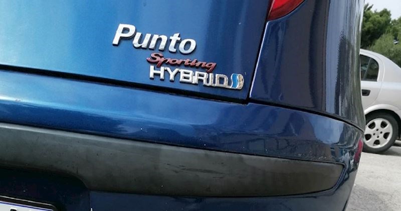 Neobičan prizor s jednog splitskog parkinga oduševio je ekipu na Fejsu, jedan detalj ukrao je show