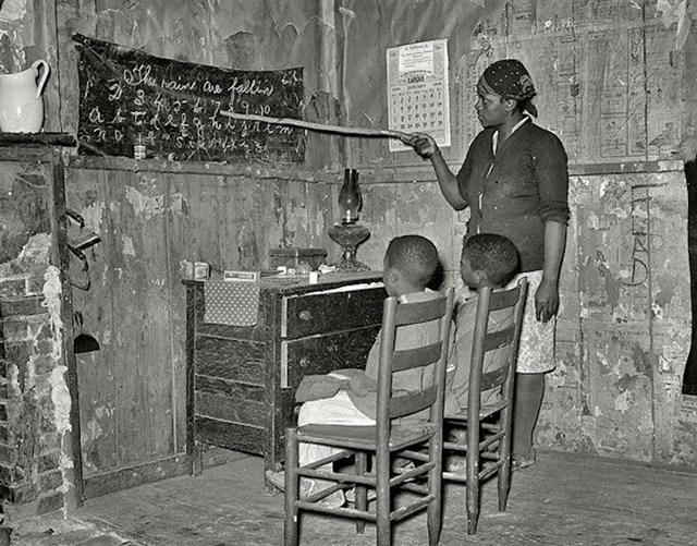 Majka kod kuće školuje svoju djecu u Transilvaniji, Louisiana, 1937.