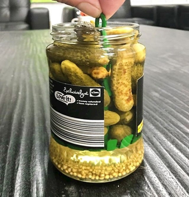 Pakiranje kiselih krastavaca koje ima u sebi male grablje