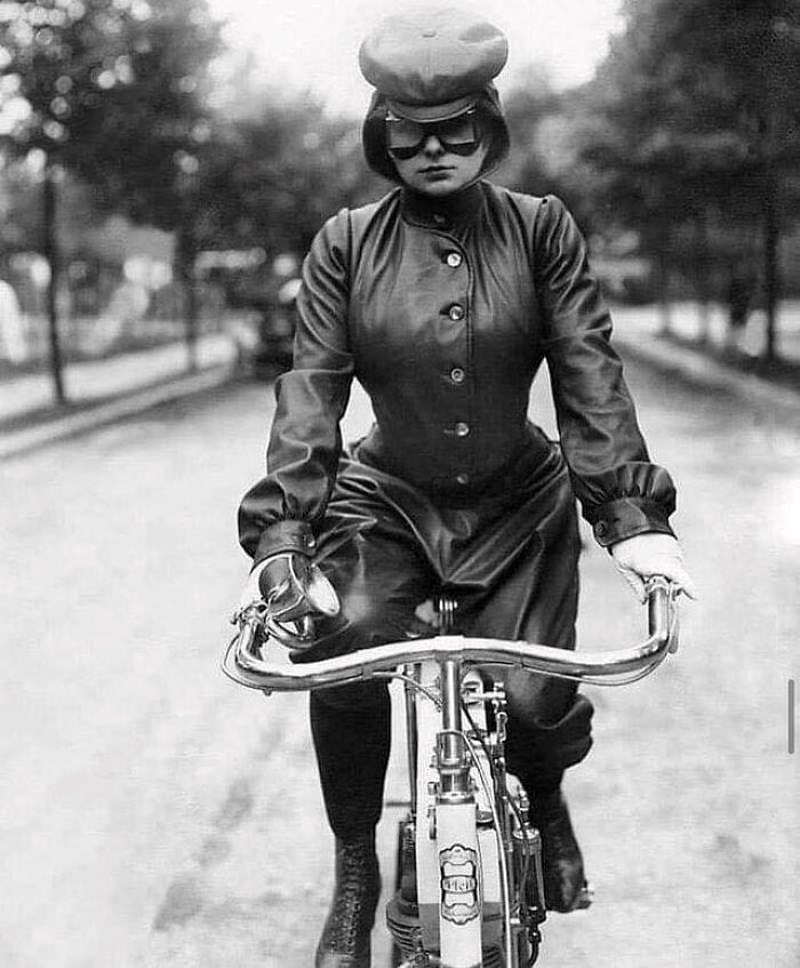 Bajkerica fotkana u Francuskoj 1905.