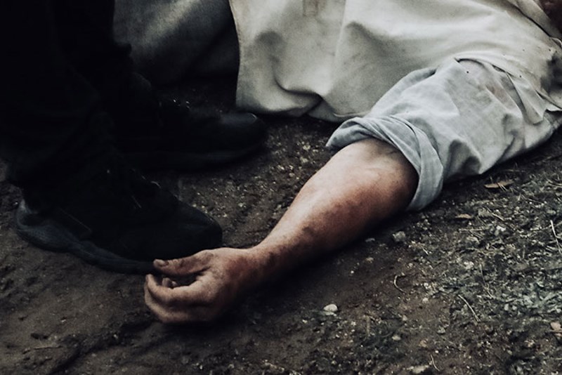 Ljudi koji umiru često mirišu slatko. Ne na sladunjav način, već više na cvjetan način. To je zato što već počinje razgradnja tijela. Također mogu pomalo mirisati na alkohol, posebno njihov dah