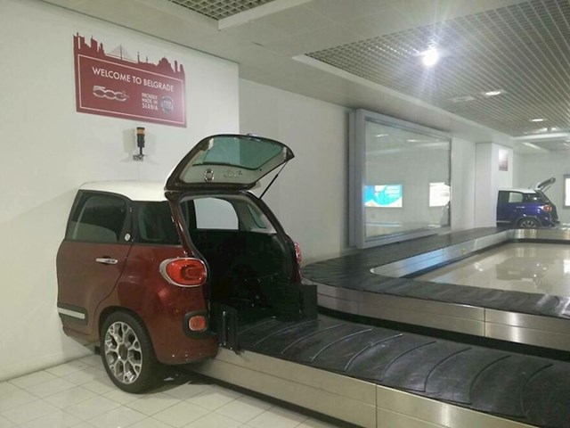 U ovoj zračnoj luci, prtljaga izlazi iz prtljažnika automobila