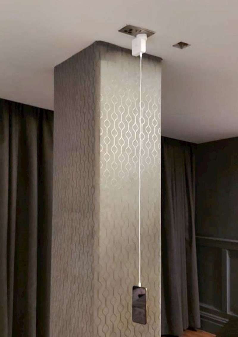 Jedina utičnica u sobi nalazi se na plafonu