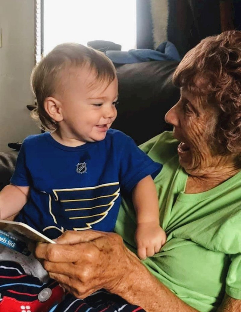 Moja 79-godišnja baka proputovala je preko 3000 kilometara kako bi provela vrijeme sa svojim praunukom. Pogledajte čistu radost na njihovim licima.