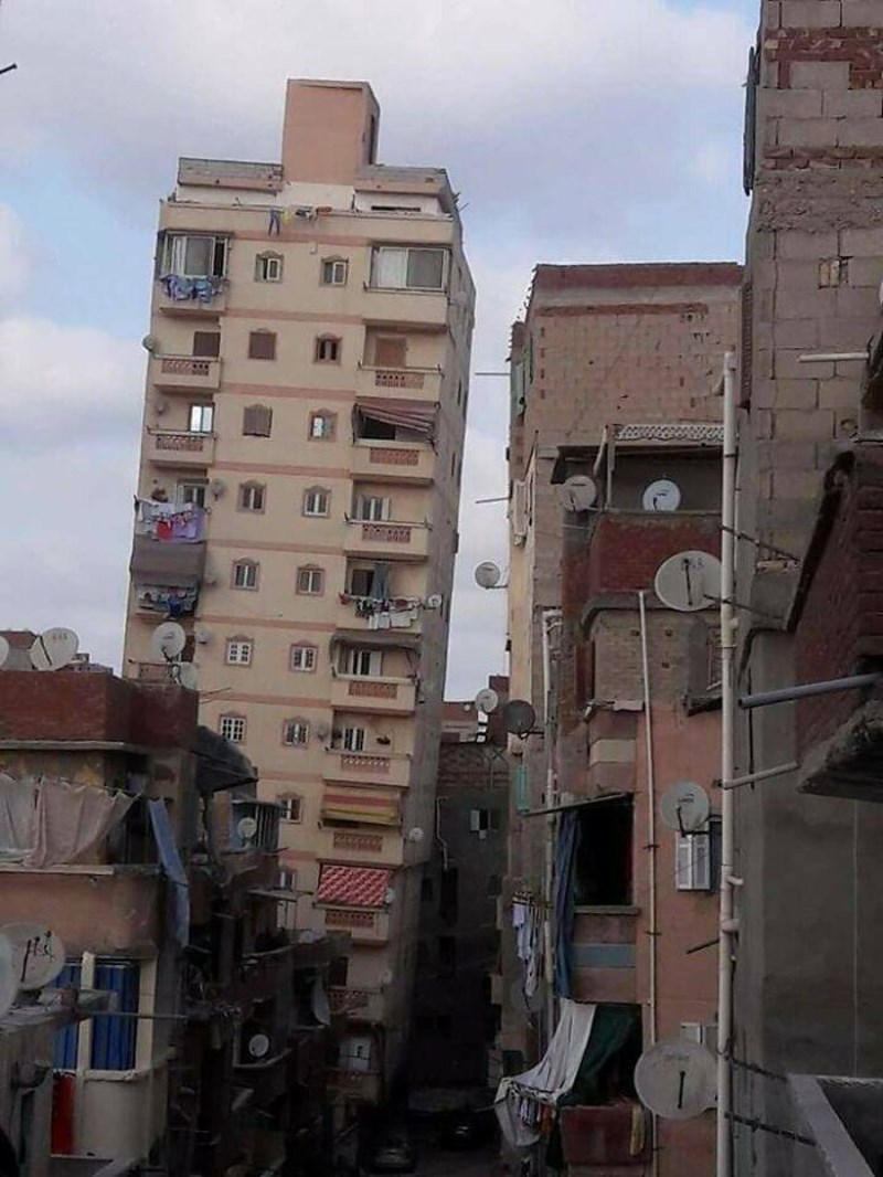 Problem je što ljudi još uvijek žive i u ovoj i u okolnim zgradama