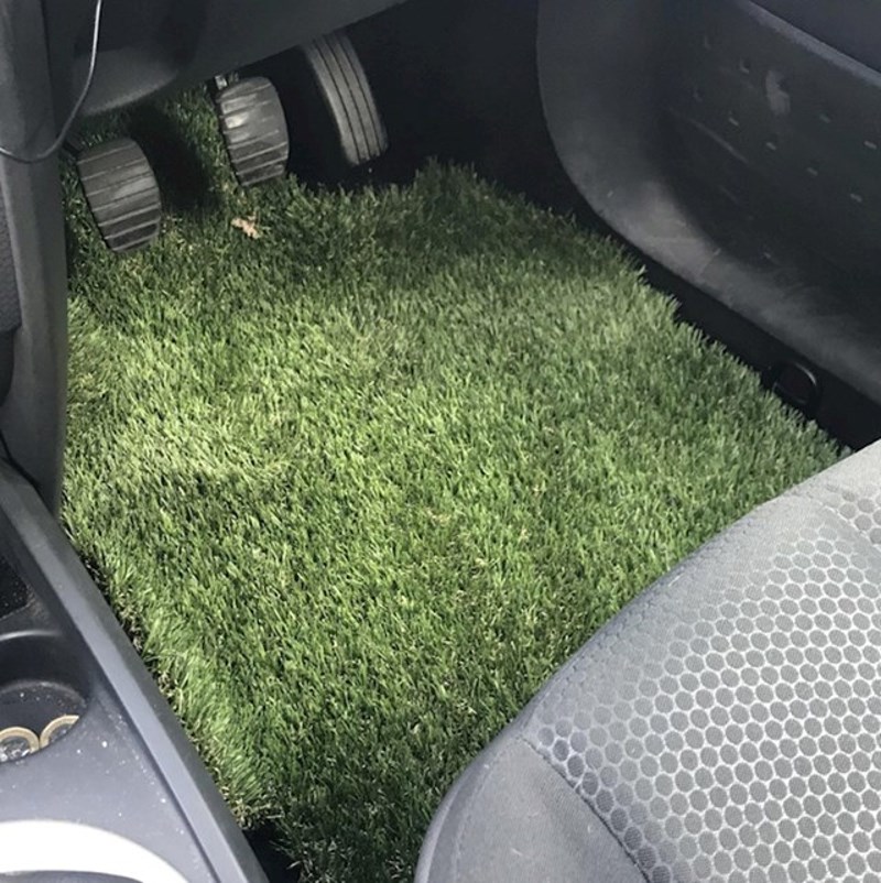 Posudila sam bratov automobil. Sad mi je jasno zašto mi je predložio da vozim bosa...