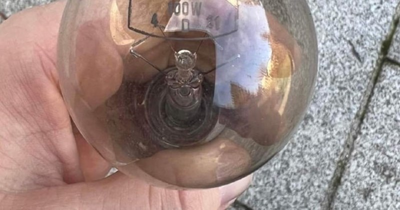 Tip je promijenio žarulju i vidio nevjerojatan natpis na njoj. Fotku je lajkalo preko 15 000 ljudi