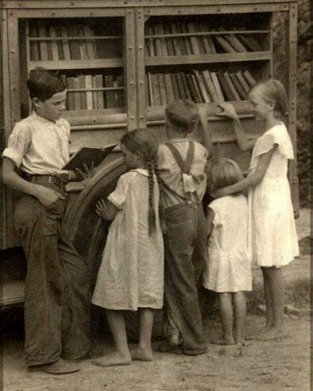 Bosonoga djeca biraju knjige u pokretnoj knjižnici u Apalačkom gorju