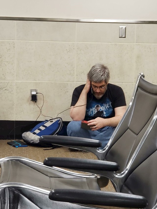 Ovaj čovjek čita Gospodara Prstenova svojoj djeci preko video poziva i to me podsjetilo na moju mamu. Nadam se da ću jednog dana biti takav roditelj
