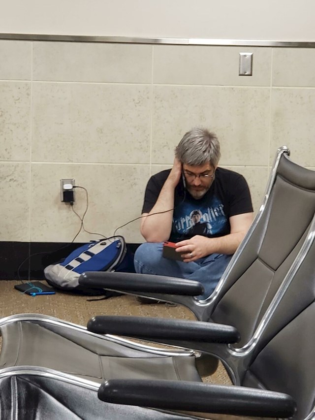 Ovaj čovjek čita Gospodara Prstenova svojoj djeci preko video poziva i to me podsjetilo na moju mamu. Nadam se da ću jednog dana biti takav roditelj