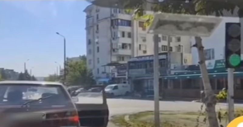 Stariji bračni par na semaforu nasmijao je društvene mreže, morate vidjeti ovaj komični timski rad!