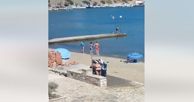 Bizaran prizor s jedne plaže širi se Fejsom, ovaj bračni par privukao je pažnju svih kupača