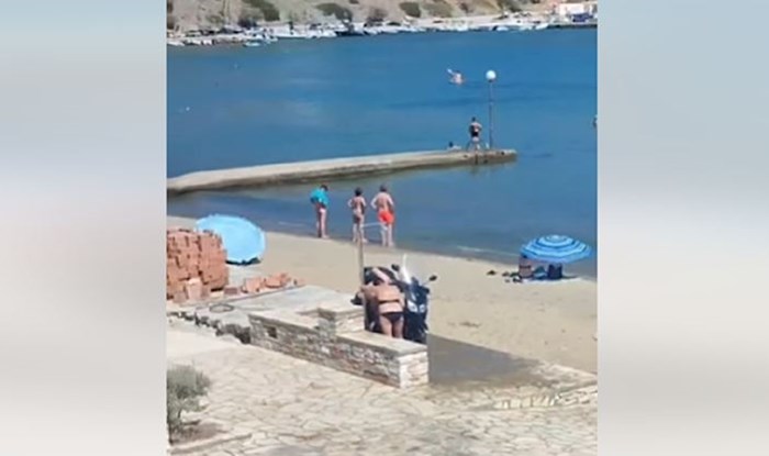 Bizaran prizor s jedne plaže širi se Fejsom, ovaj bračni par privukao je pažnju svih kupača