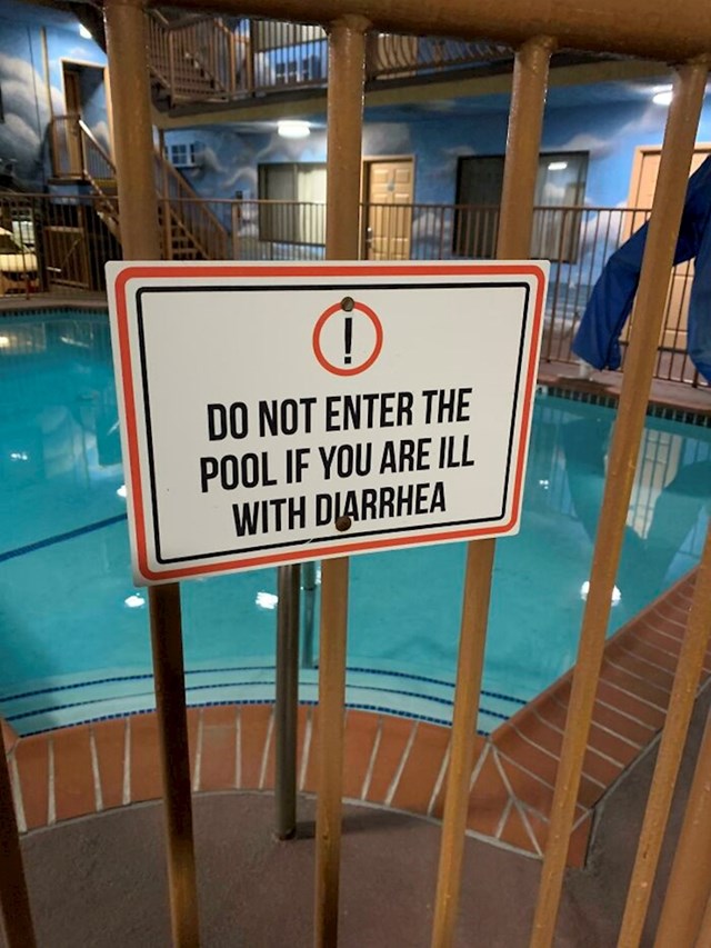 Što se to dogodilo da su morali staviti ovaj znak i je li bazen ispražnjen od tada? 😅