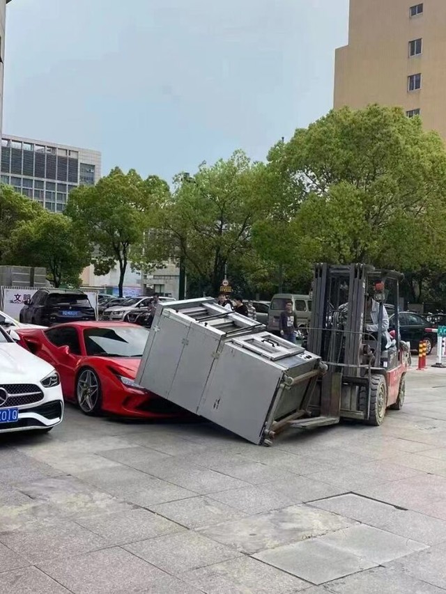 Pećnica pala na jarkocrveni Ferrari