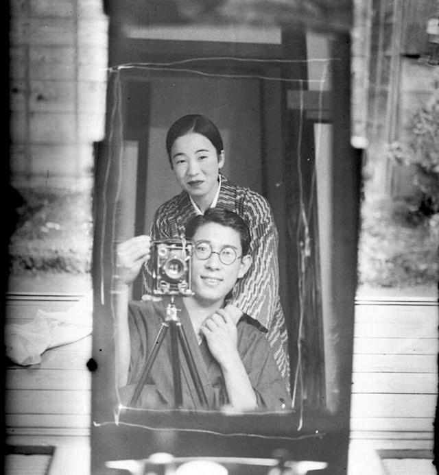 Ovaj portret u ogledalu, možemo reći i jedan od najranijih selfija, snimljen je prije stotinjak godina u Japanu