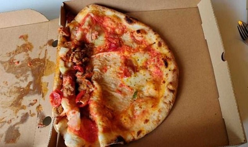 Dostavljač je kutiju s pizzom dostavio noseći je okomito...