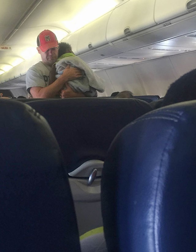 Među putnicima aviona bila je trudnica i njen mali sin. Dijete je bilo nervozno i uplašeno, pa je jedan od suputnika dobar dio leta proveo zabavljajući ga